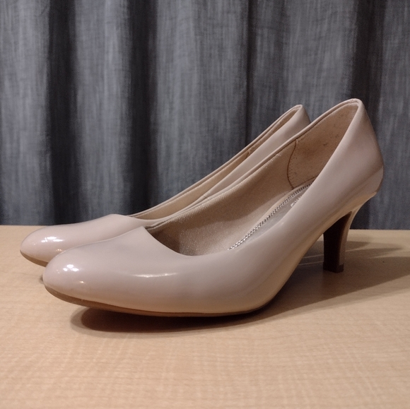 Life Stride Shoes - Classic Women's Patent Mid-Heel Pumps in Nude